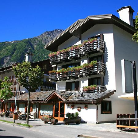 Hotel Les Jumeaux Courmayeur Esterno foto
