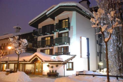 Hotel Les Jumeaux Courmayeur Esterno foto