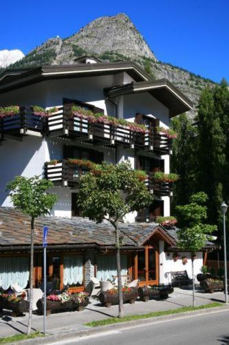 Hotel Les Jumeaux Courmayeur Esterno foto