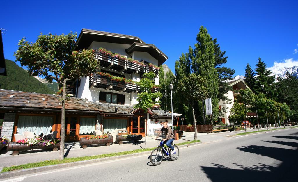 Hotel Les Jumeaux Courmayeur Esterno foto