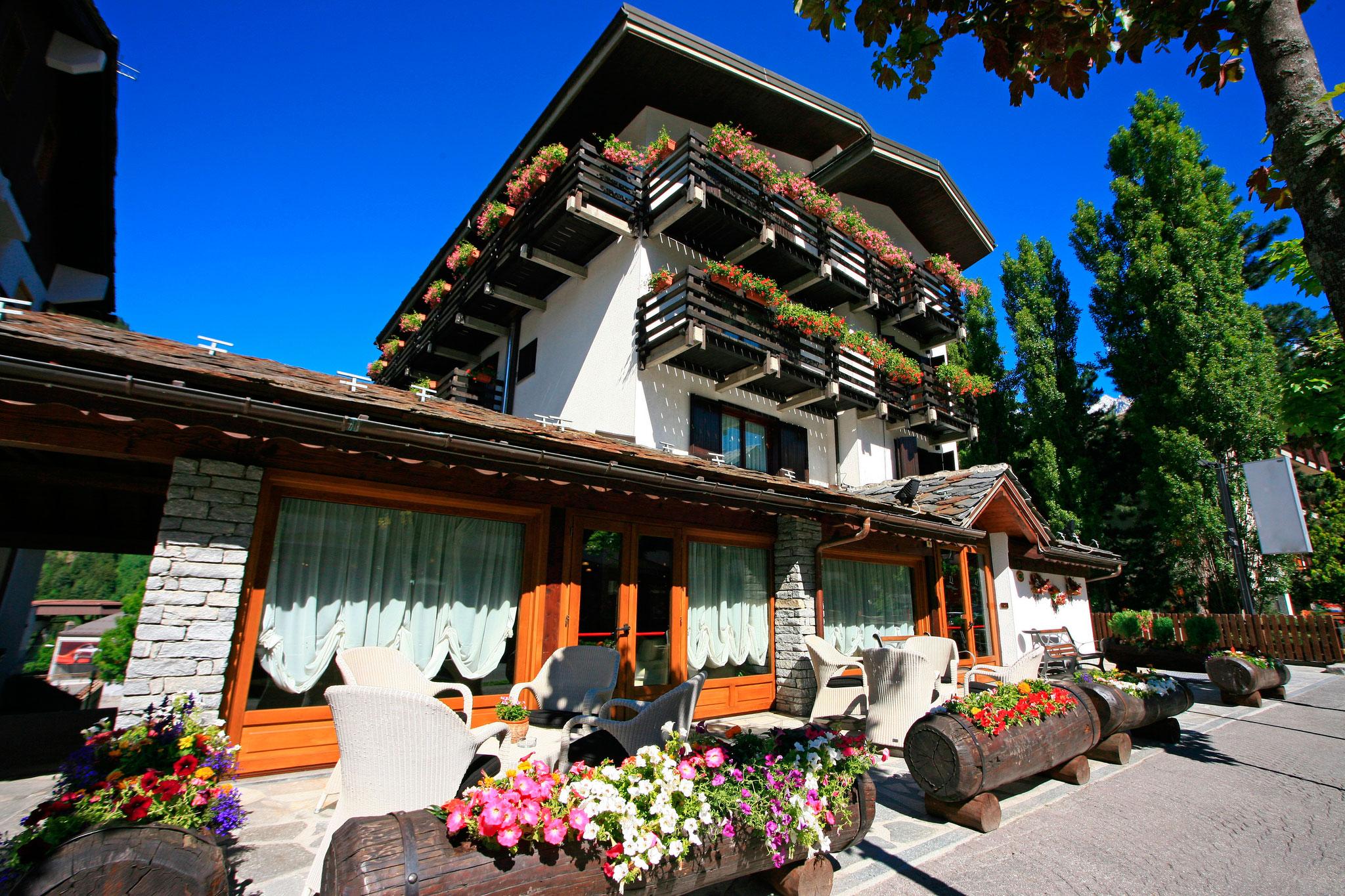 Hotel Les Jumeaux Courmayeur Esterno foto