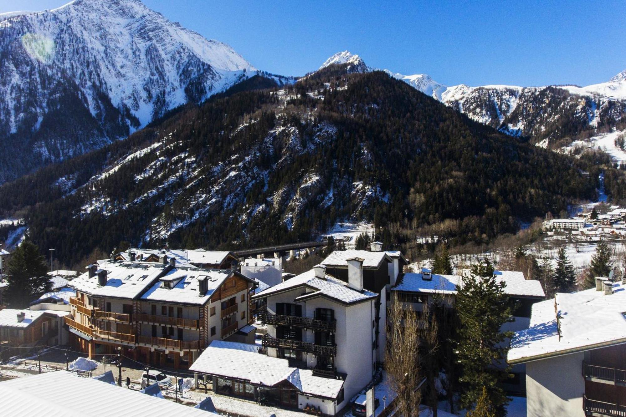 Hotel Les Jumeaux Courmayeur Esterno foto