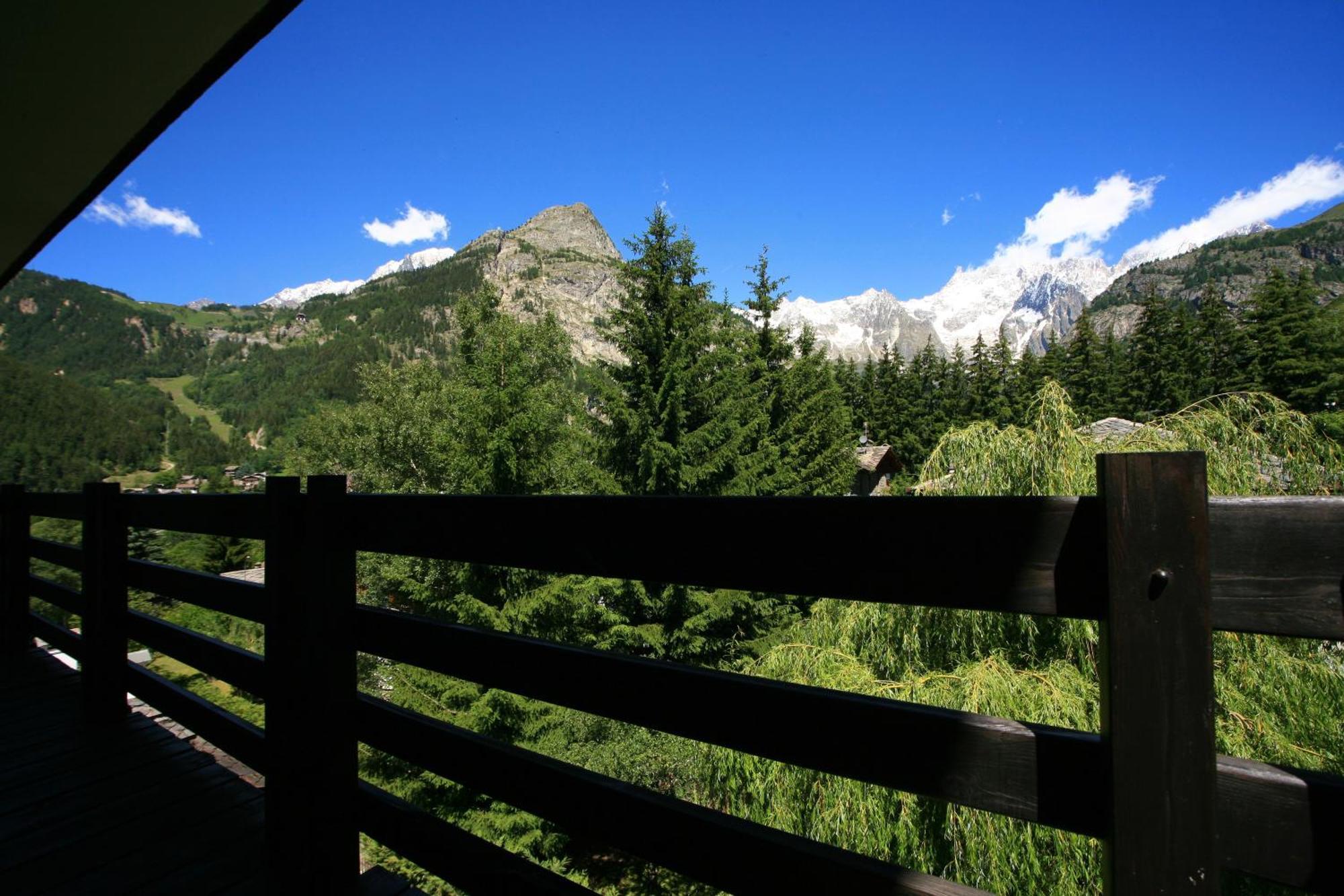 Hotel Les Jumeaux Courmayeur Esterno foto