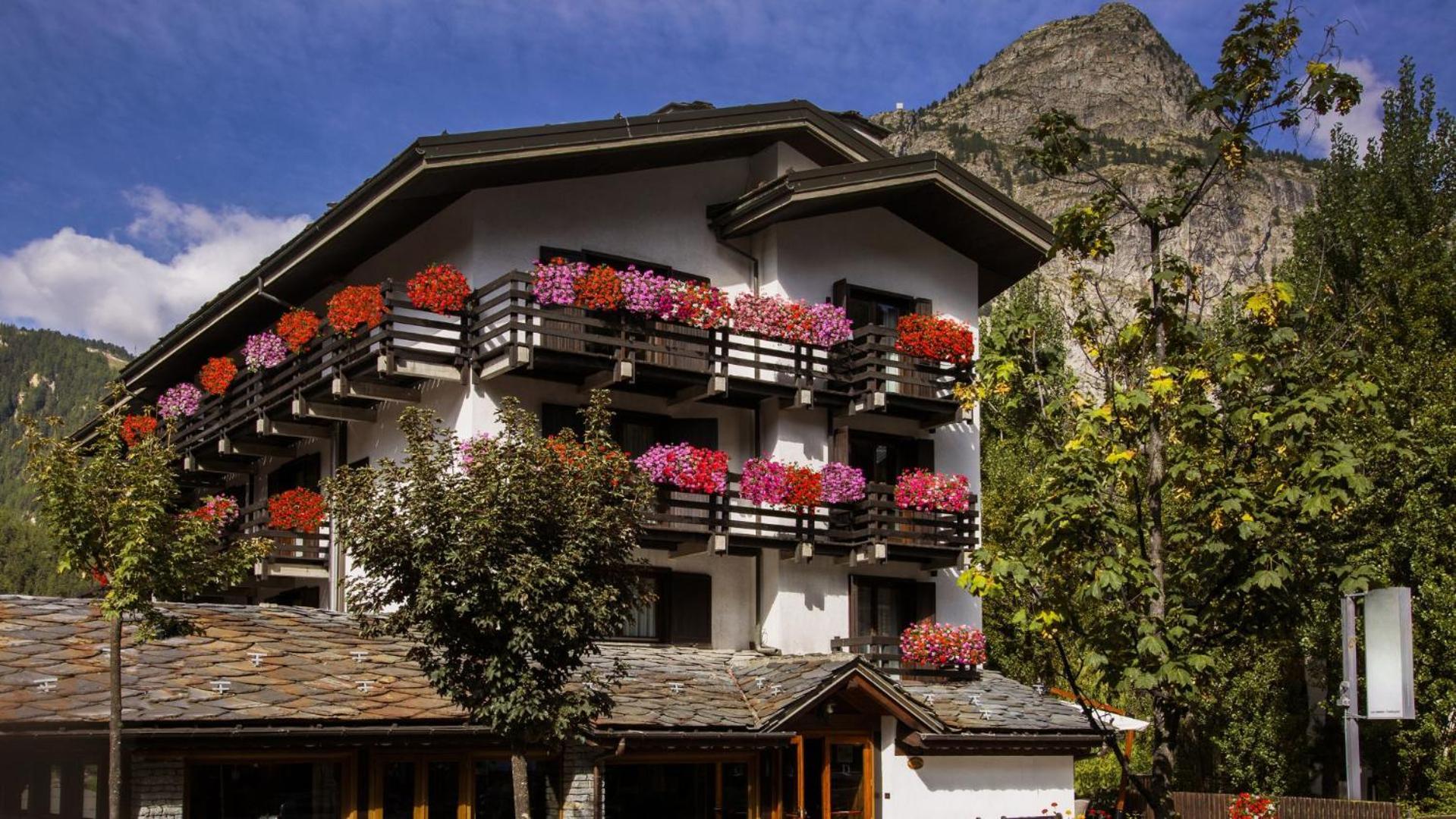 Hotel Les Jumeaux Courmayeur Esterno foto