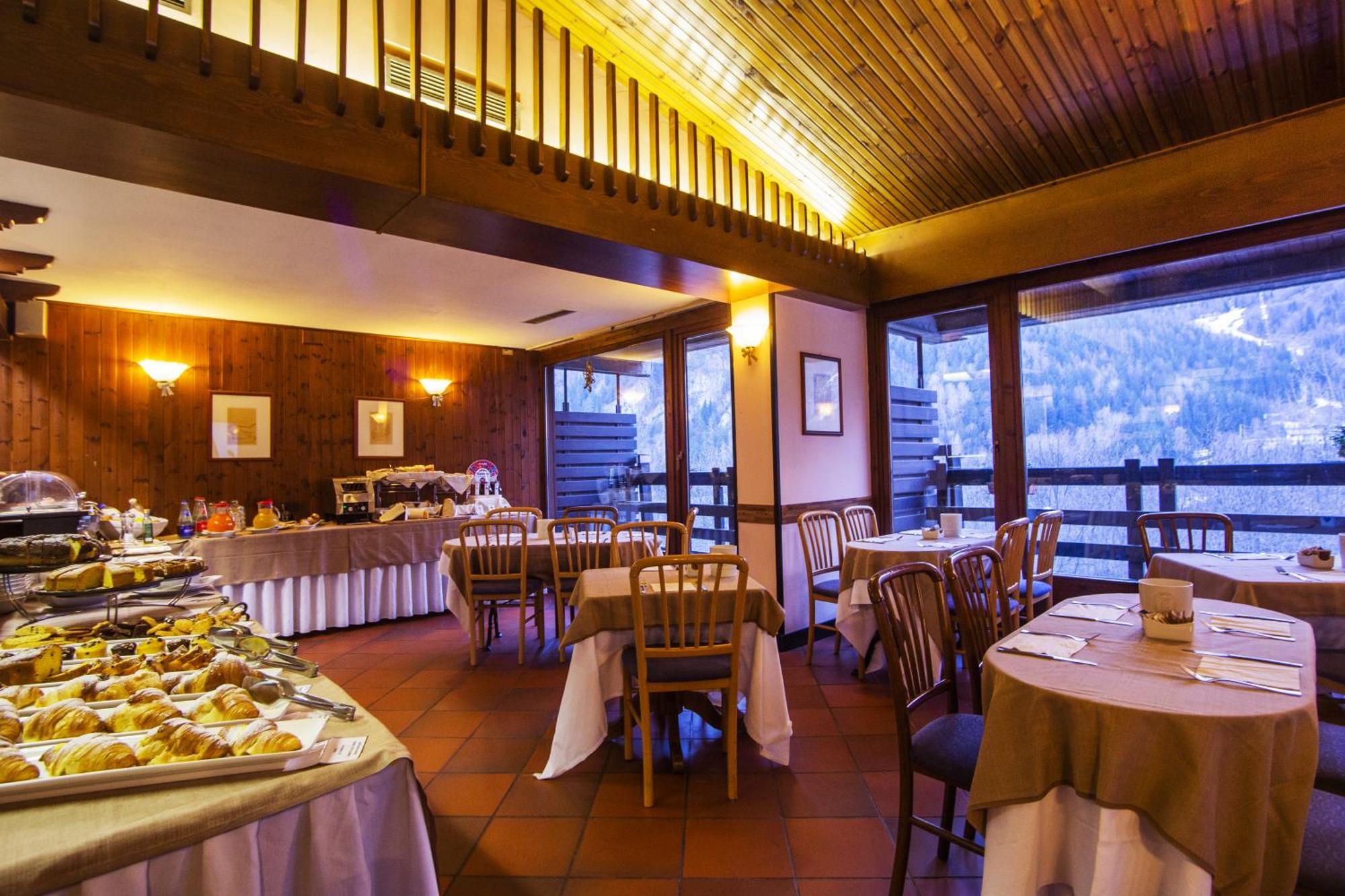 Hotel Les Jumeaux Courmayeur Esterno foto