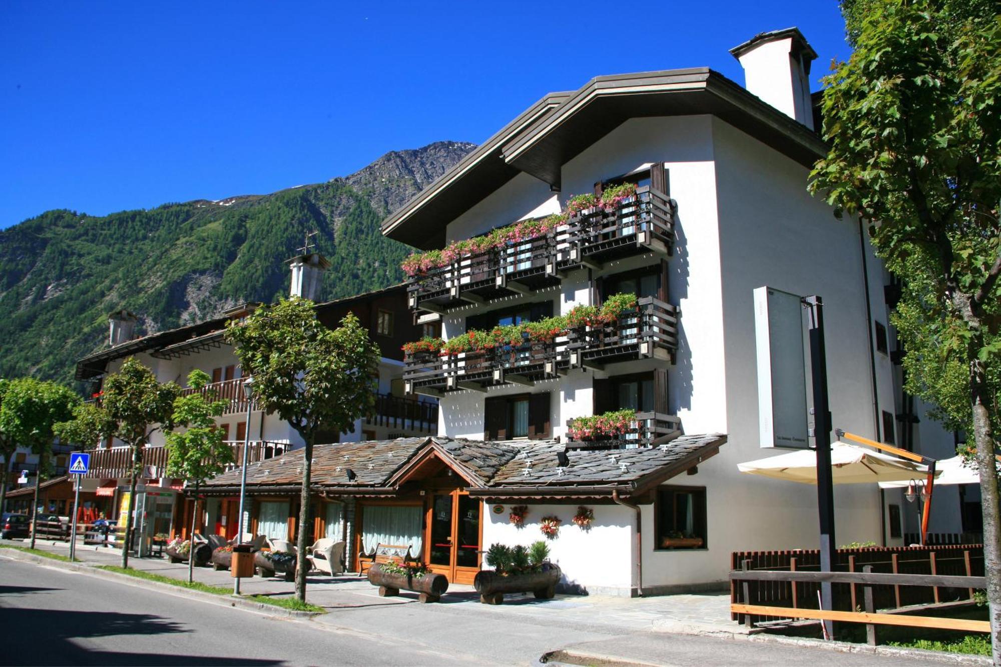 Hotel Les Jumeaux Courmayeur Esterno foto