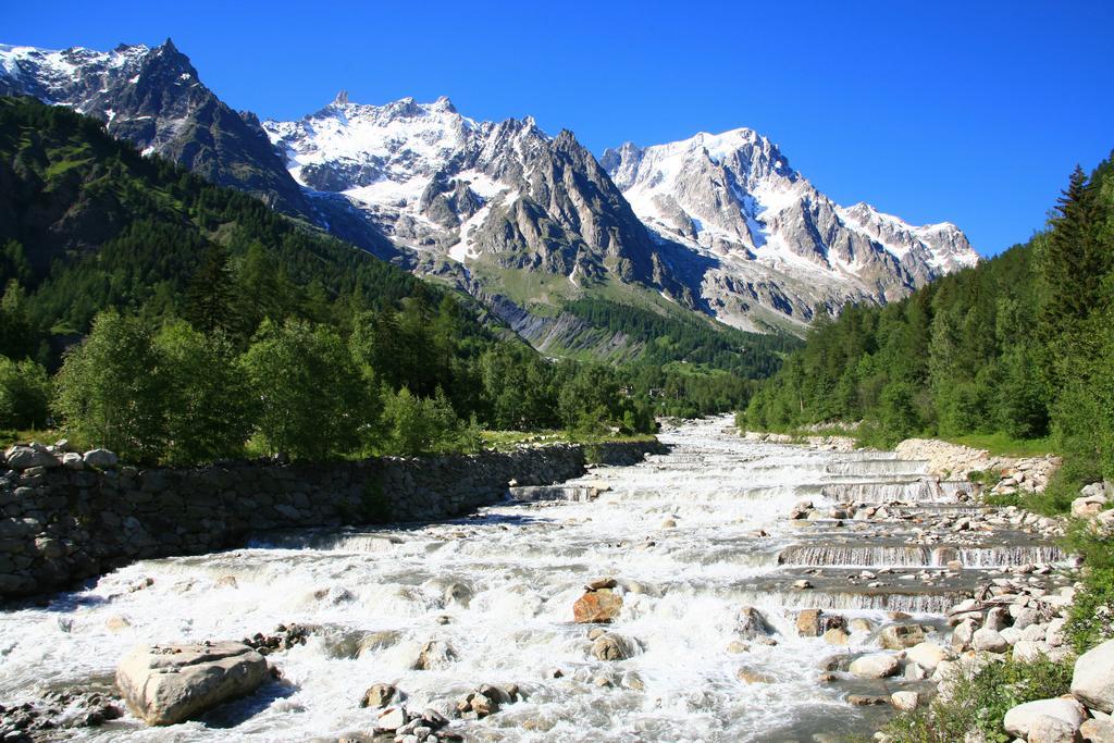 Hotel Les Jumeaux Courmayeur Esterno foto