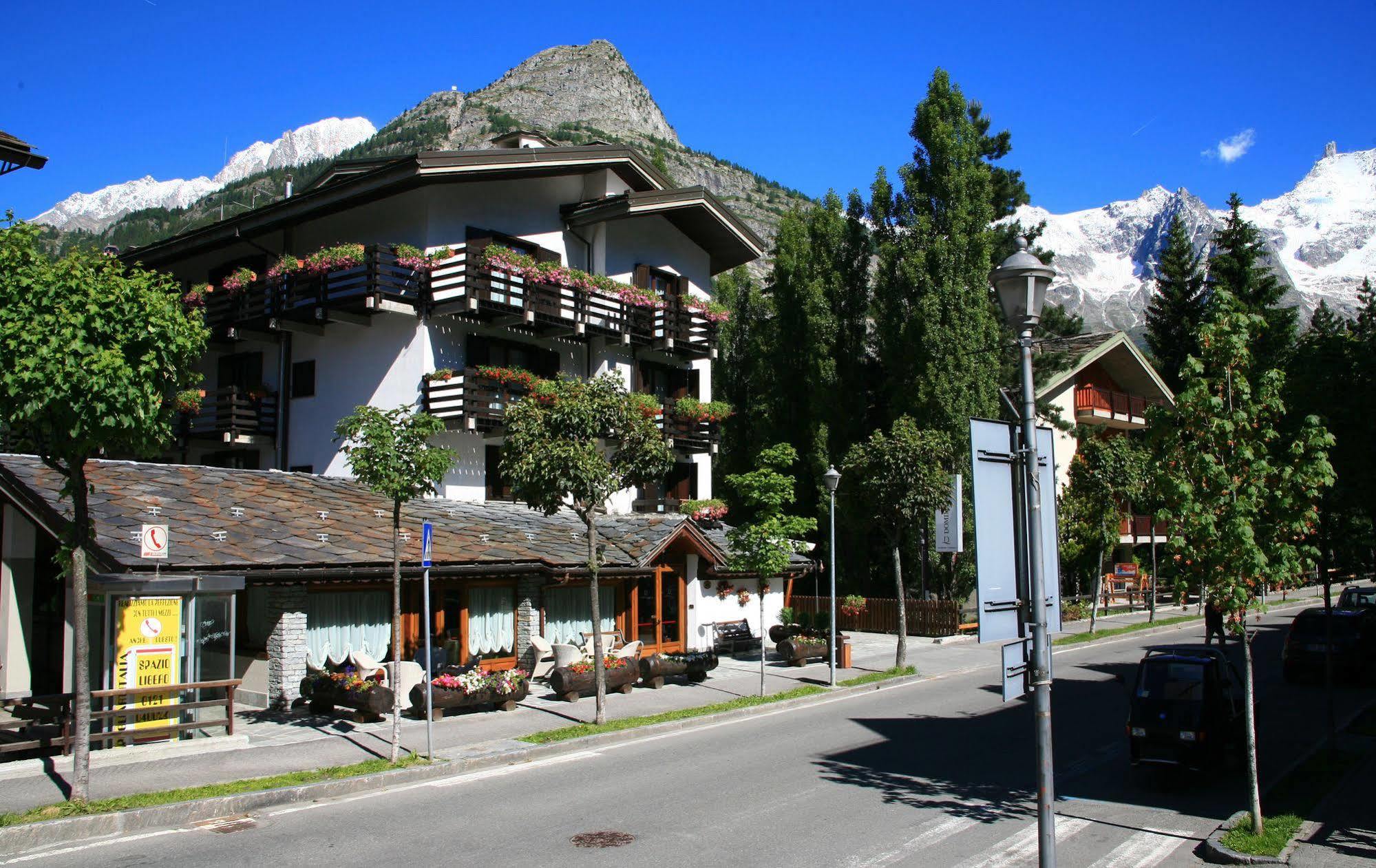 Hotel Les Jumeaux Courmayeur Esterno foto